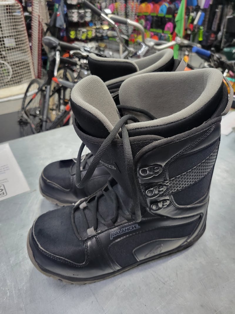 Used Avalanche Sb Boots Senior 11 Men's Snowboard Boots