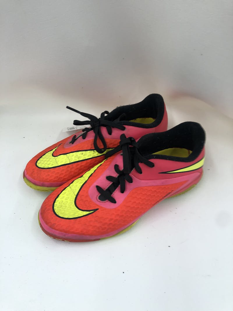 Used Nike Junior 03.5 Soccer / Indoor Shoes Soccer / Indoor Shoes