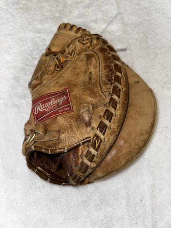 1980's Tim Simmons Rawlings MJ50 catchers mitt. The Simba, as nicknamed for  Simmons during his player days, turned a switch hitting…