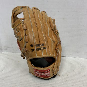 Rawlings Baseball-Glove Freestanding Display – Fixtures Close Up