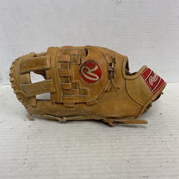 Rawlings Baseball-Glove Freestanding Display – Fixtures Close Up