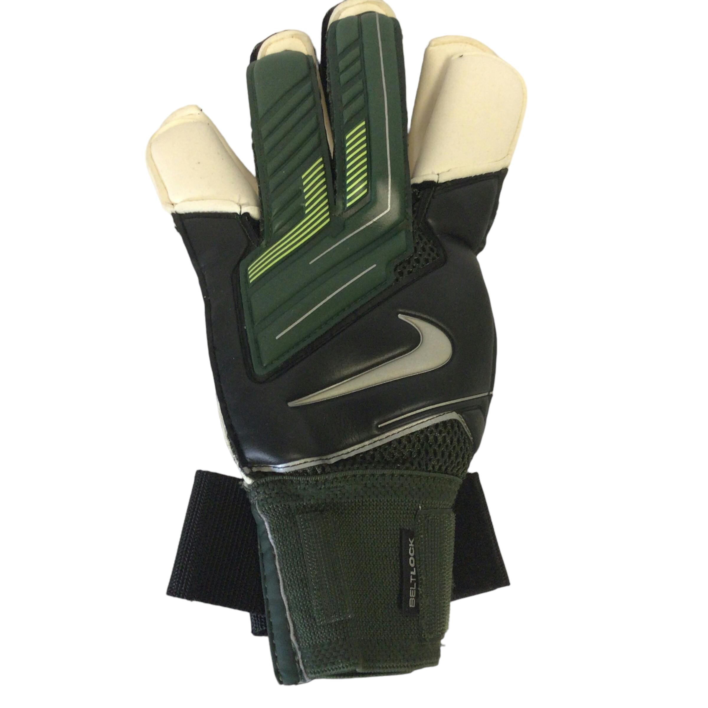 goalkeeper gloves nike green